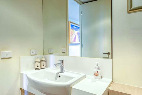 Exquisite 1 Bedroom In Stylish Malvern - Brisbane Tourism 5