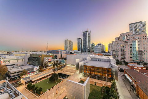 2 Bedroom Modern Apartment In Chatswood - Brisbane Tourism 5