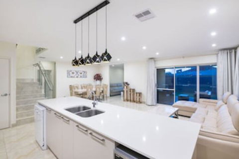 Balcatta 4 Bedroom House - Tourism Brisbane 0