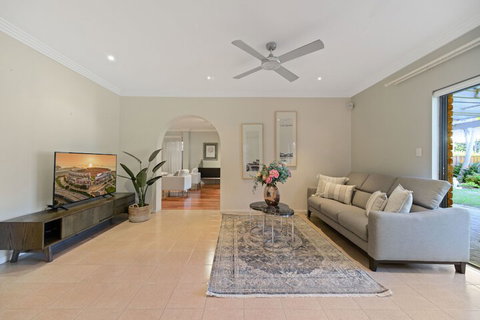 HomeHotel 4 Bedroom & Homeoffice With Nice Pool - Brisbane Tourism 3