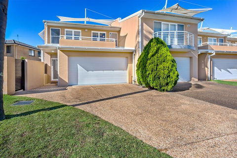 Sandcastles 1 / 8 Ala Moana Way - Tourism Brisbane 1