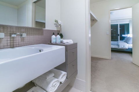 Absolute Riverfront One Bedroom Apartment - Tourism Brisbane 5