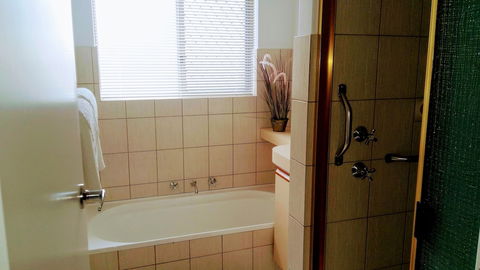 Camelias Boutique Cottage In Dianella - Tourism Brisbane 5