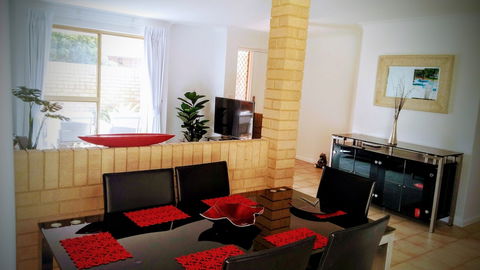 Camelias Boutique Cottage In Dianella - Tourism Brisbane 4