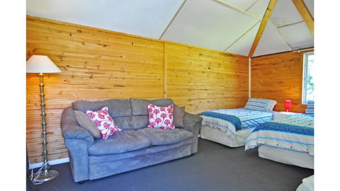 MY Fair Lady External Bathroom PET Friendly - Tourism Brisbane 3