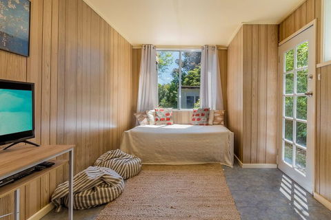Inverloch Beach HUT Close TO Beach & Shops! - Brisbane 4u 3