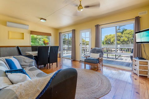 Inverloch Beach HUT Close TO Beach & Shops! - Brisbane 4u 7