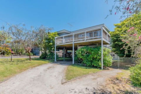 Inverloch Beach HUT Close TO Beach & Shops! - Brisbane 4u 0