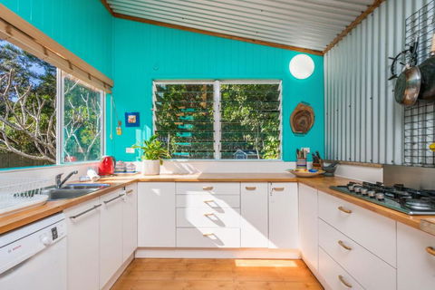 A SWEET ESCAPE Beachcombers Cottage Beachfront - Tourism Brisbane 1