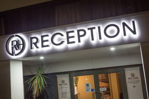 Gladstone Reef Hotel Motel - Brisbane Tourism 1