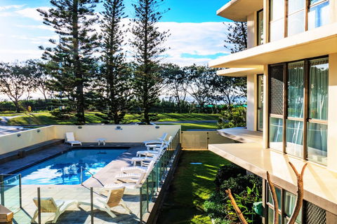 Seacrest Beachfront Holiday Apartments - Tourism Brisbane 4