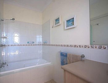 Searenity Holiday Accommodation - Tourism Brisbane 3