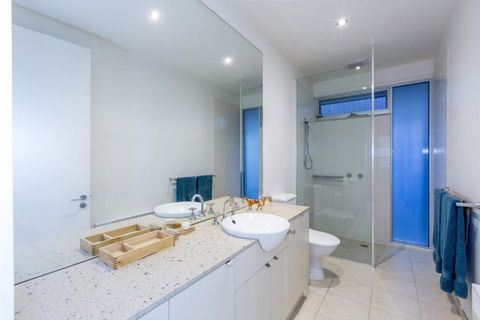 STYLISH HOLIDAY HOME OPPOSITE SURF - Tourism Brisbane 2