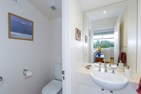 STYLISH HOLIDAY HOME OPPOSITE SURF - Tourism Brisbane 5