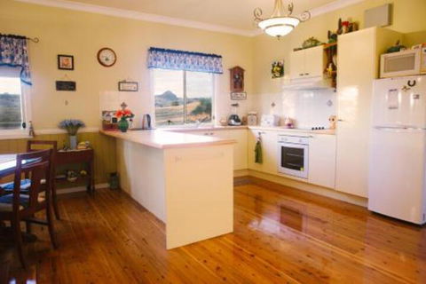 Milford Country Cottages - Brisbane 4u 4
