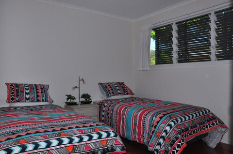 10 Double Island Drive Modern Family Home Centrally Located Swimming Pool & Outdoor Area - Tourism Brisbane 6