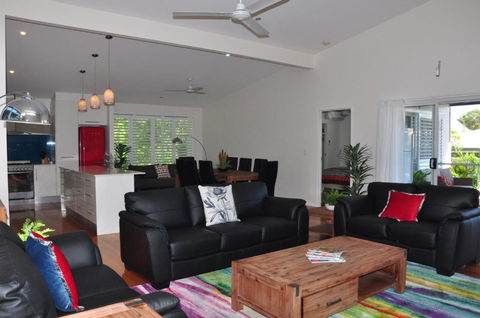 10 Double Island Drive Modern Family Home Centrally Located Swimming Pool & Outdoor Area - Tourism Brisbane 4