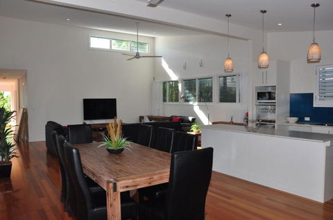 10 Double Island Drive Modern Family Home Centrally Located Swimming Pool & Outdoor Area - Tourism Brisbane 3