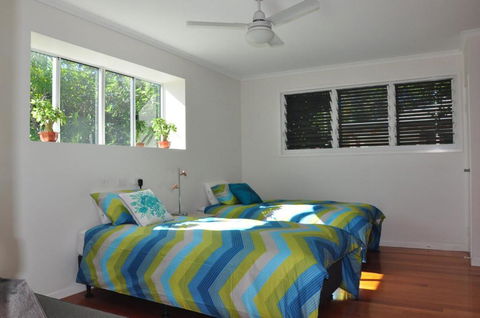 10 Double Island Drive Modern Family Home Centrally Located Swimming Pool & Outdoor Area - Tourism Brisbane 2