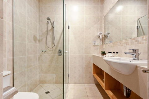 Pavillion 3 Absolute Waterfront 4 Bedroom 2 Lounge Room Plunge Pool + Golf Buggy - Tourism Brisbane 7