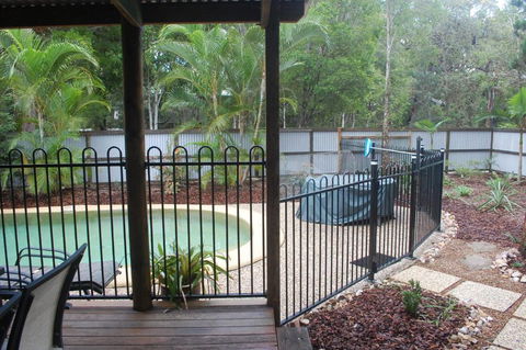1 Naiad Court Lowset Family Home With Swimming Pool & Covered Deck. Pet Friendly - Tourism Brisbane 4