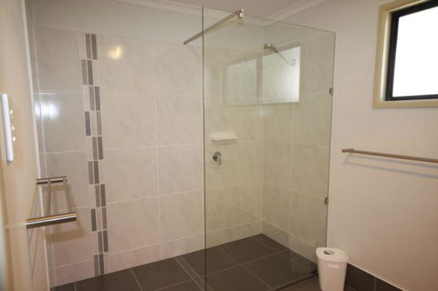 1 Naiad Court Lowset Family Home With Swimming Pool & Covered Deck. Pet Friendly - Tourism Brisbane 2