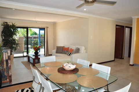 43 Double Island Drive Two Level Holiday Home With Swimming Pool. Located Close To Beach & CBD - Tourism Brisbane 6