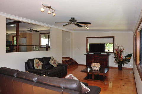 43 Double Island Drive Two Level Holiday Home With Swimming Pool. Located Close To Beach & CBD - Tourism Brisbane 5