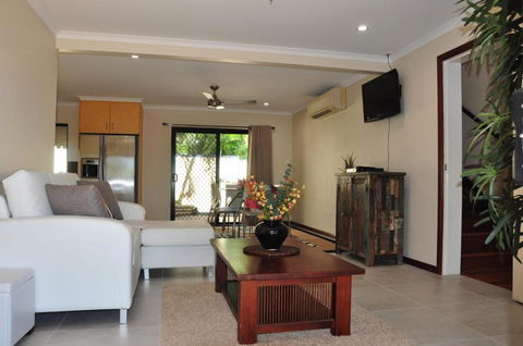 43 Double Island Drive Two Level Holiday Home With Swimming Pool. Located Close To Beach & CBD - Tourism Brisbane 2