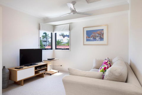 Wake Up To Ocean Views In Stylish Comfort - Tourism Brisbane 3