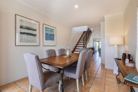 Wake Up To Ocean Views In Stylish Comfort - Tourism Brisbane 2