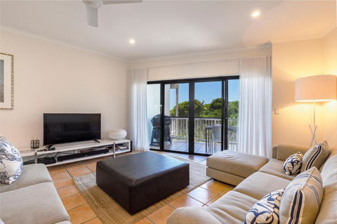 Wake Up To Ocean Views In Stylish Comfort - Tourism Brisbane 5