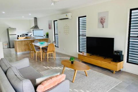 WHITSUNDAY Brand New Townhouse Close To Boardwalk - Tourism Brisbane 0