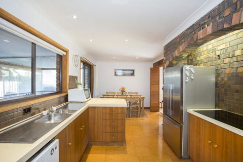 Relaxed Homely Retreat 57 Carroll Ave - Brisbane Tourism 6