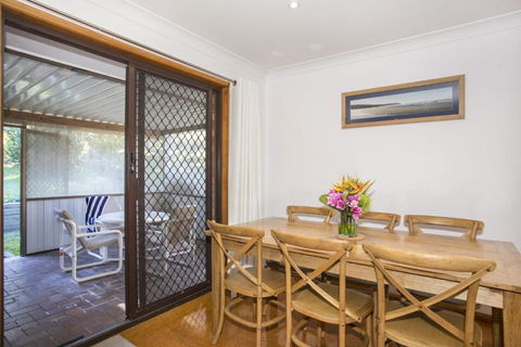 Relaxed Homely Retreat 57 Carroll Ave - Brisbane Tourism 1