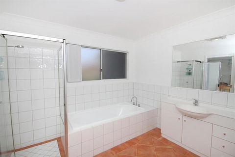 FANTASTIC HOLIDAY UNIT In A PERFECT LOCATION - Brisbane 4u 3
