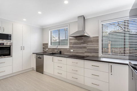 Sunset Beach House Soldiers Point Sleeps 9 - Brisbane Tourism 4