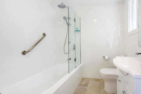 Sunset Beach House Soldiers Point Sleeps 9 - Brisbane Tourism 1