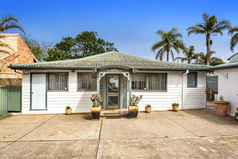 Sunset Beach House Soldiers Point Sleeps 9 - Brisbane Tourism 5