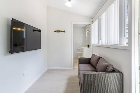 Sunset Beach House Soldiers Point Sleeps 9 - Brisbane Tourism 6