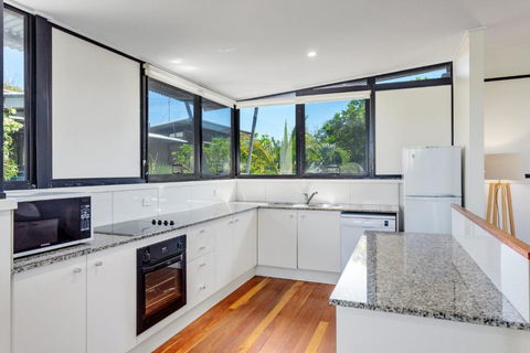 Surfside Beach House 17 Rainbow Shores Swimming Pool 2 Minute Walk To Beach Air Conditioning Relax Here - Tourism Brisbane 6