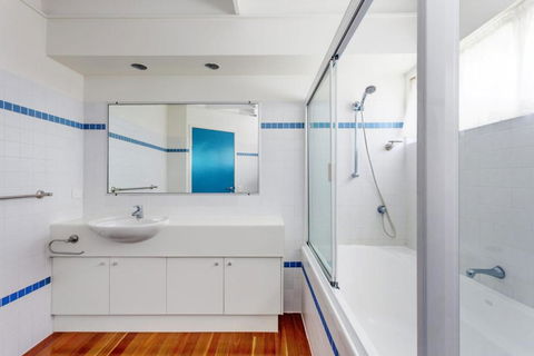 Surfside Beach House 17 Rainbow Shores Swimming Pool 2 Minute Walk To Beach Air Conditioning Relax Here - Tourism Brisbane 5