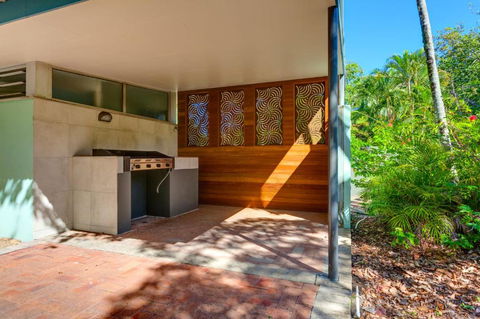 Surfside Beach House 17 Rainbow Shores Swimming Pool 2 Minute Walk To Beach Air Conditioning Relax Here - Tourism Brisbane 4