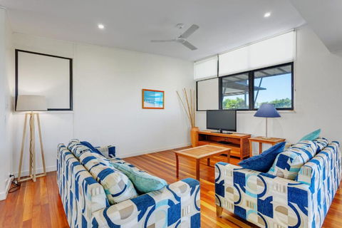 Surfside Beach House 17 Rainbow Shores Swimming Pool 2 Minute Walk To Beach Air Conditioning Relax Here - Tourism Brisbane 3