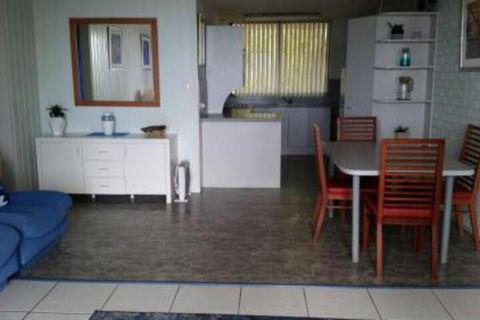 By The Sea Unit 3 13 Esplanade Kings Beach - Tourism Brisbane 5