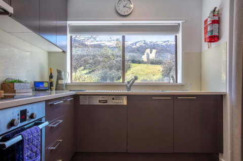 Mowamba B2 Three Bedroom - Brisbane Tourism 5