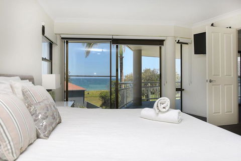 BEACHSIDE MANOR Walk To The Beach - Tourism Brisbane 3