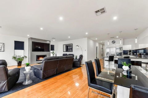 BENGALEE EXECUTIVE TOWNHOUSE MODERN & STYLISH - Tourism Brisbane 2