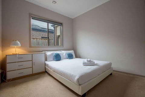 Gorgeous 4BR Home In Point Cook - Tourism Brisbane 1
