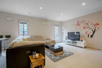 Gorgeous 4BR Home In Point Cook - Tourism Brisbane 0